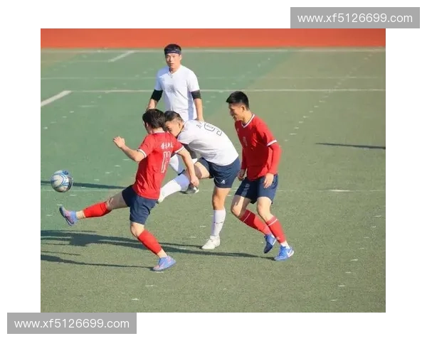 激情四溢的绿茵场上精彩瞬间足球比赛高潮迭起球员拼搏展现无限可能